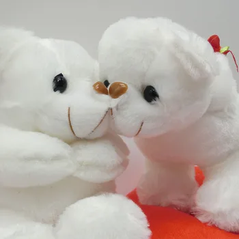 Ljubeč par nosi plišastih igrač Sušilniki za dar Ljubezni dveh nosi pliš plišaste živali, lutke otrok srčkan igrače