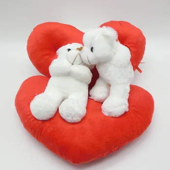 Ljubeč par nosi plišastih igrač Sušilniki za dar Ljubezni dveh nosi pliš plišaste živali, lutke otrok srčkan igrače